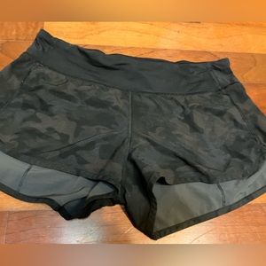 Lululemon shorts size 6 camo VGUC